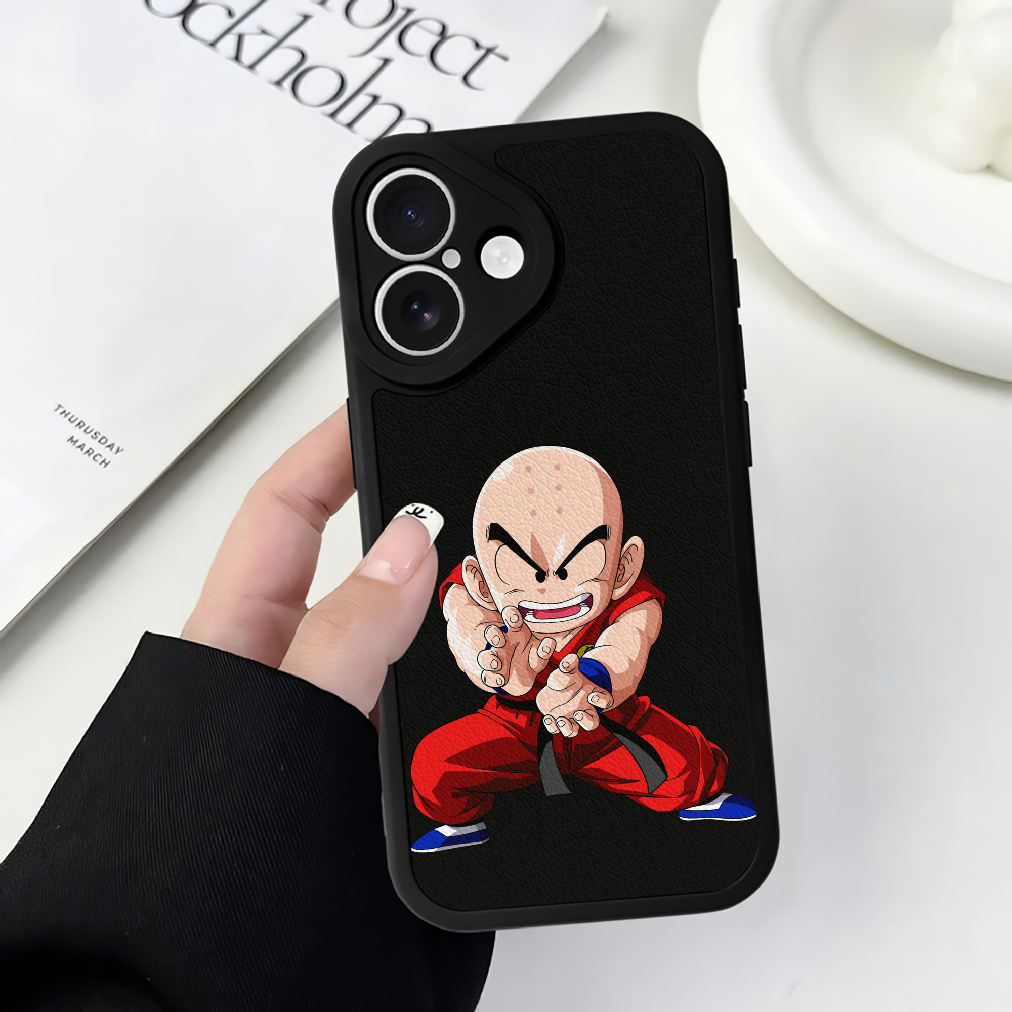 （画像用） ドラゴンボール クリリン DRAGON BALL krillin 【iPhone 16シリーズ対応】シリコンスマホケース（レザー調） 材質：シリコン